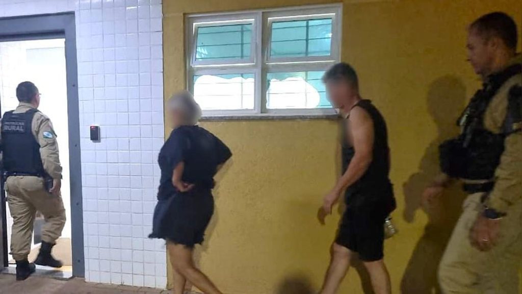 Polícia Militar encontra cocaína em carro e crack em residência e prende suspeitos