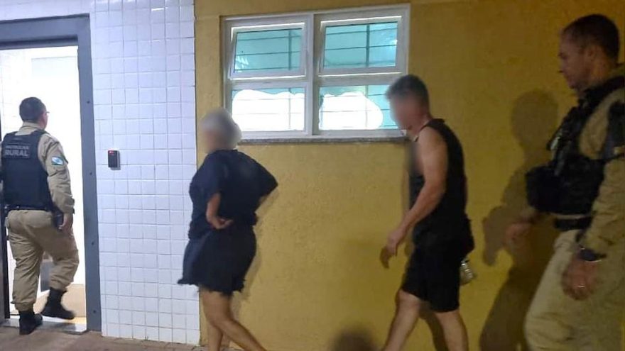 Polícia Militar encontra cocaína em carro e crack em residência e prende suspeitos