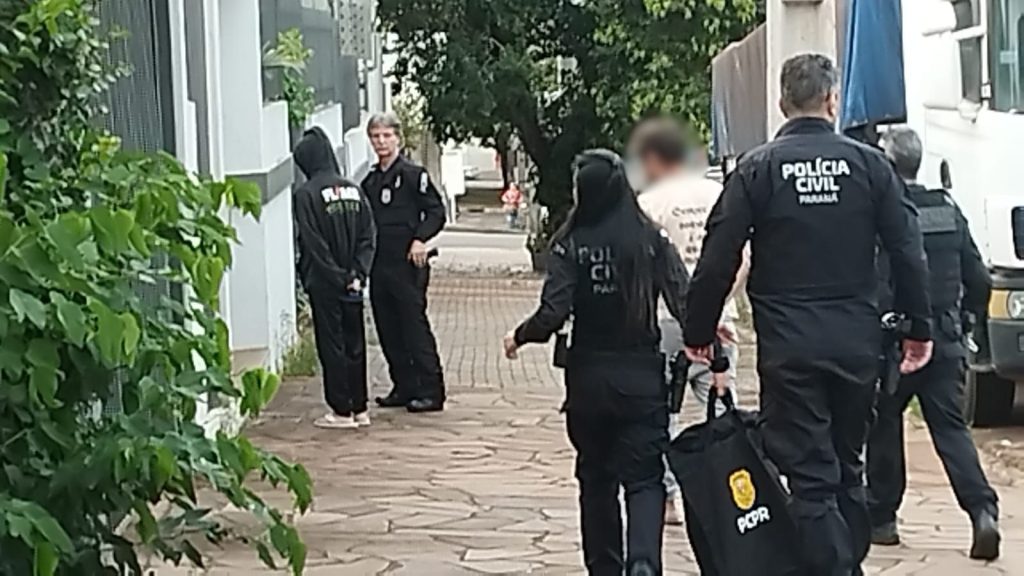 Fuzil é apreendido durante operação Zona Sul da Denarc em Cascavel Fuzil é apreendido durante operação Zona Sul da Denarc em Cascavel