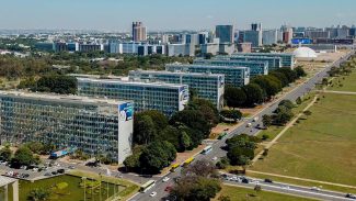 Lei reestrutura carreiras no Executivo e cria mais de 24 mil cargos