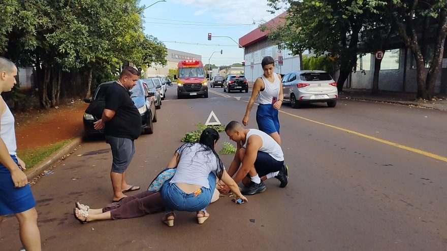 Motociclista fica ferida após colisão entre três veículos em frente ao Zoológico