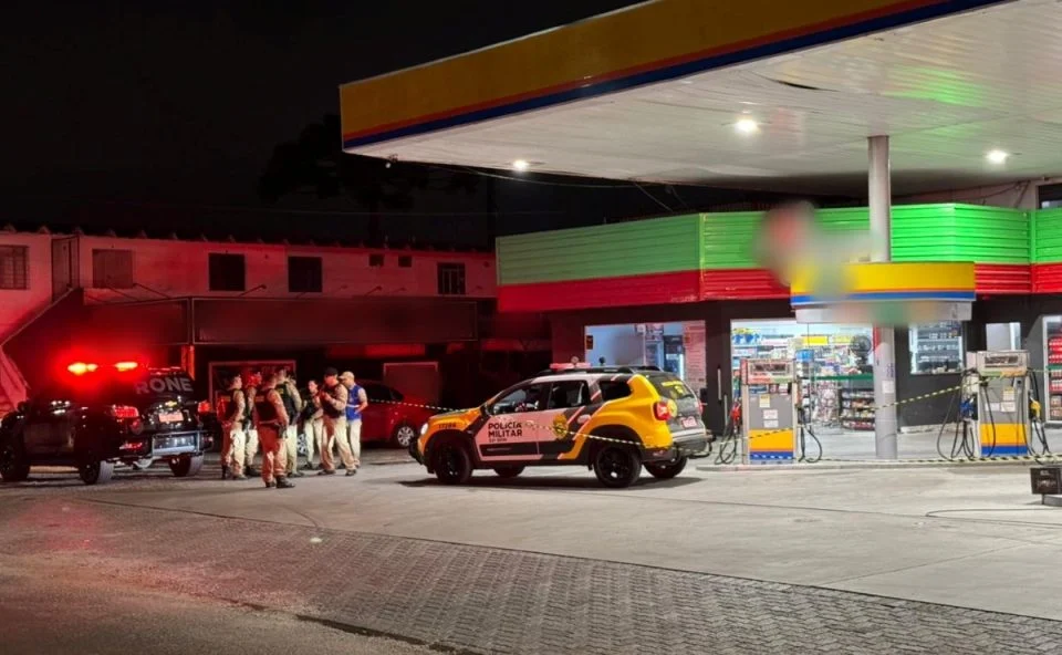 Homem tenta fugir, mas é morto a tiros enquanto aguardava a esposa em posto de combustíveis Homem tenta fugir, mas é morto a tiros enquanto aguardava a esposa em posto de combustíveis