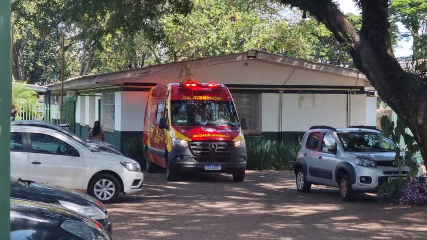 Colaboradora tropeça no Colégio Castelo Branco e precisa ser socorrida pelo Siate