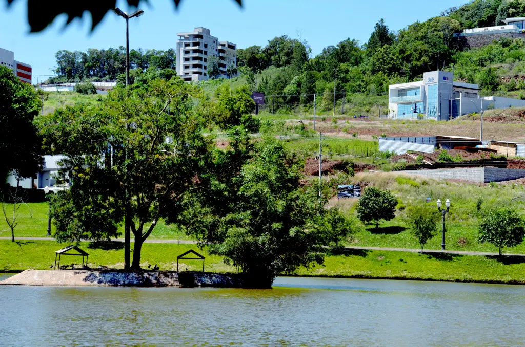 Homem sem roupas causa tumulto em parque e é detido pela PM Homem sem roupas causa tumulto em parque e é detido pela PM