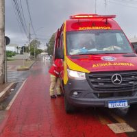 Imagem referente a Motociclista é socorrida pelo Siate após queda na Avenida Tito Muffato