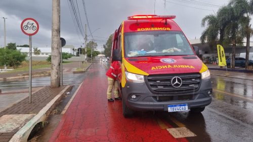 Motociclista é socorrida pelo Siate após queda na Avenida Tito Muffato Imagem referente a Motociclista é socorrida pelo Siate após queda na Avenida Tito Muffato