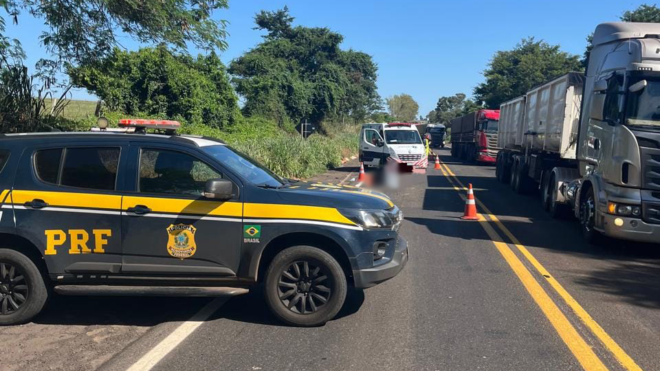 Mulher morre em grave acidente entre motocicleta e carreta na BR-376