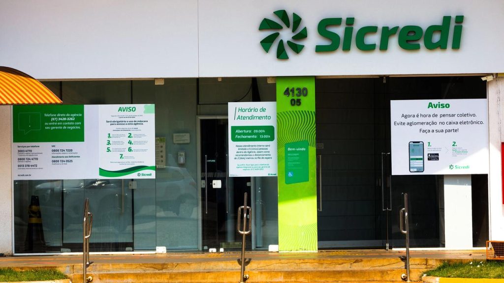 Empresa questiona cobranças do Sicredi e aponta irregularidades em contratos bancários
