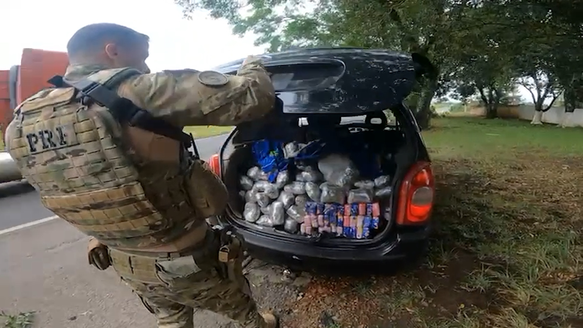 PRF apreende 157 kg de maconha na BR-376, em Ponta Grossa