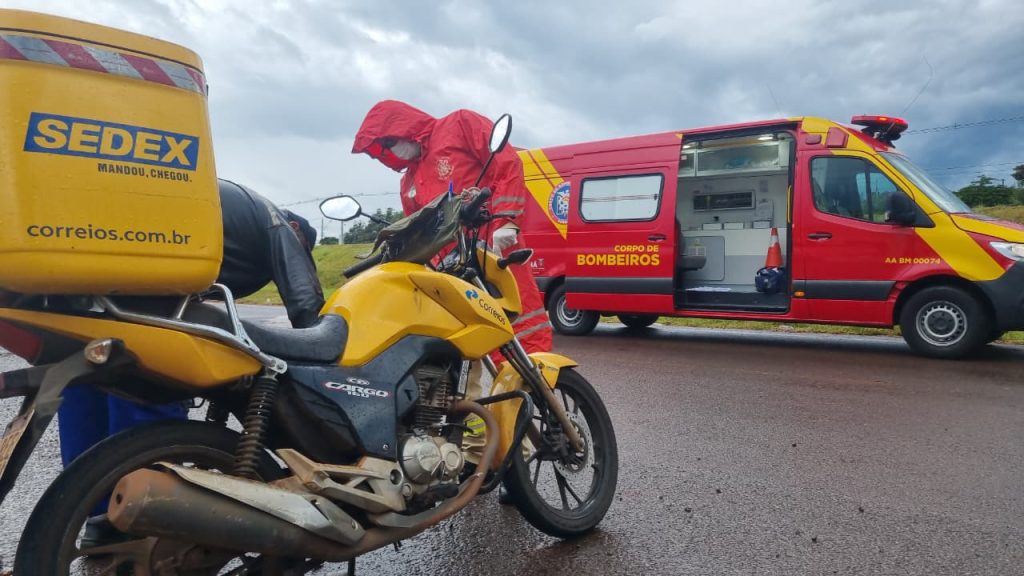 Motociclista dos Correios fica ferido após queda em lombada no Periolo