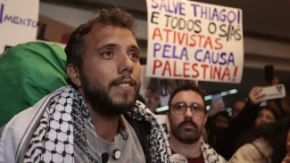 Ativista brasileiro é deportado da Argentina por ordem de Milei
