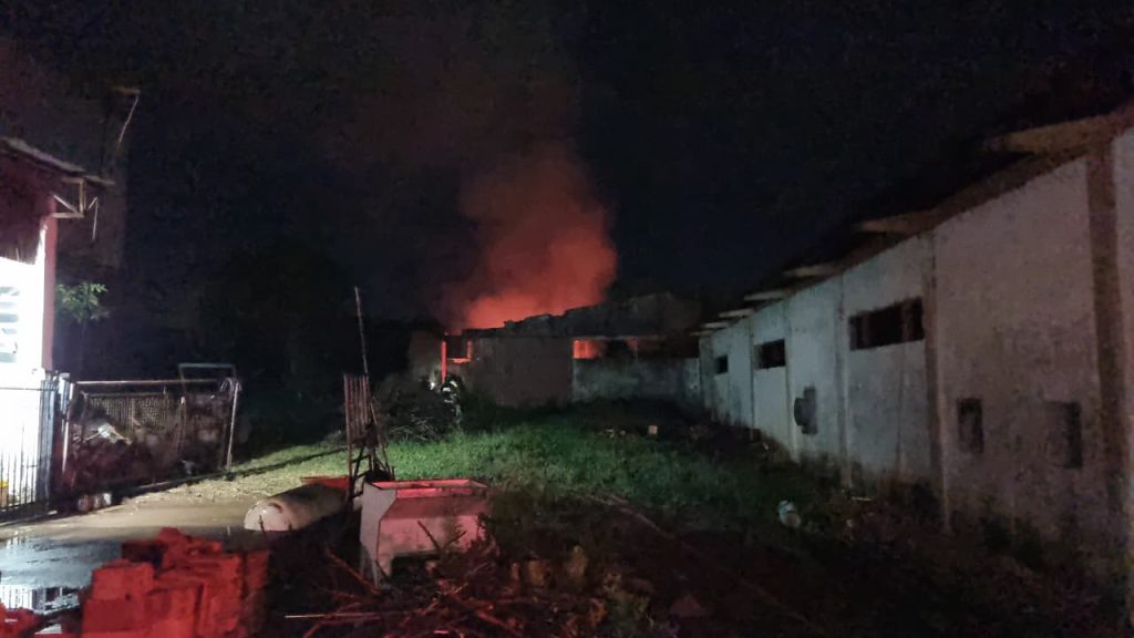 Incêndio em barracão abandonado mobiliza Bombeiros no Santos Dummont