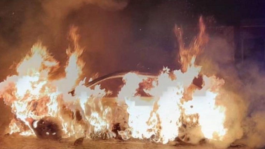 Carro pega fogo após colisão na Avenida das Cataratas