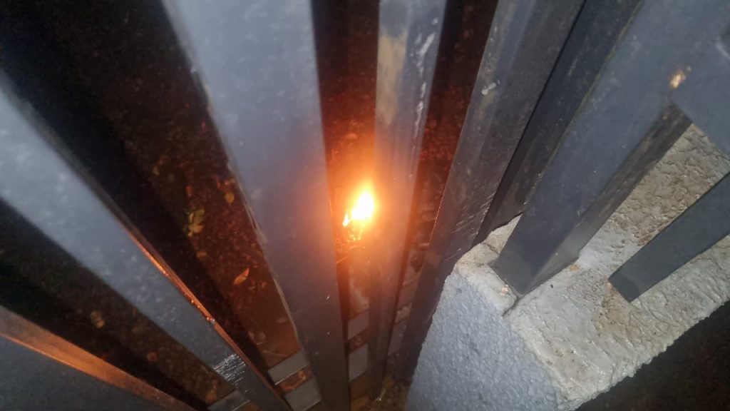 Bombeiros combatem fogo em portão eletrônico no Alto Alegre