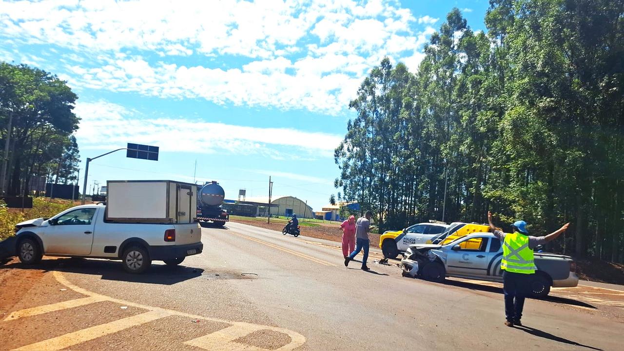 Acidente entre Saveiro e Montana é registrado na PR-486 em Assis Chateaubriand Acidente entre Saveiro e Montana é registrado na PR-486 em Assis Chateaubriand