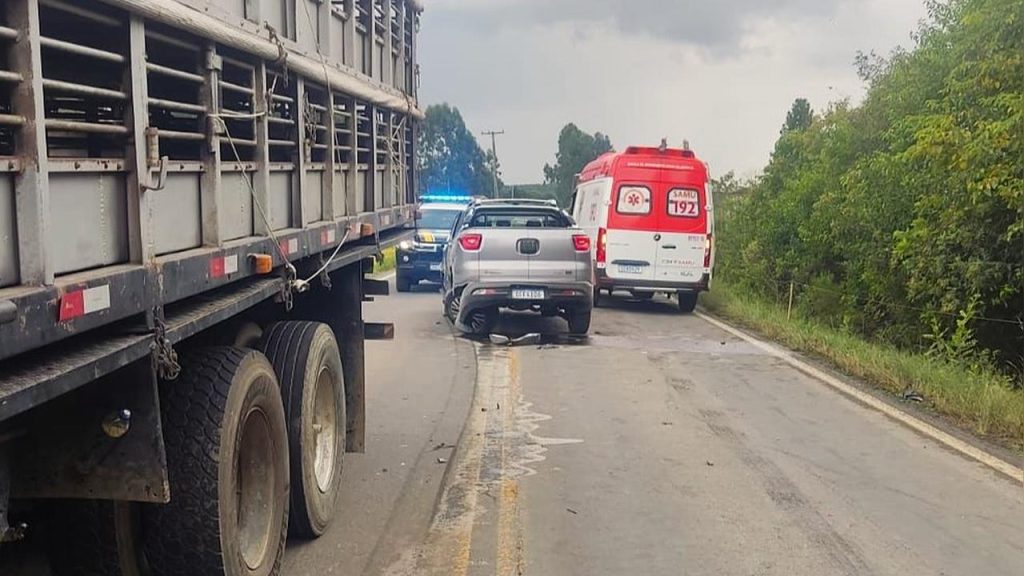 Ultrapassagem em local proibido provoca acidente com vitimas e três veículos envolvidos na BR 153