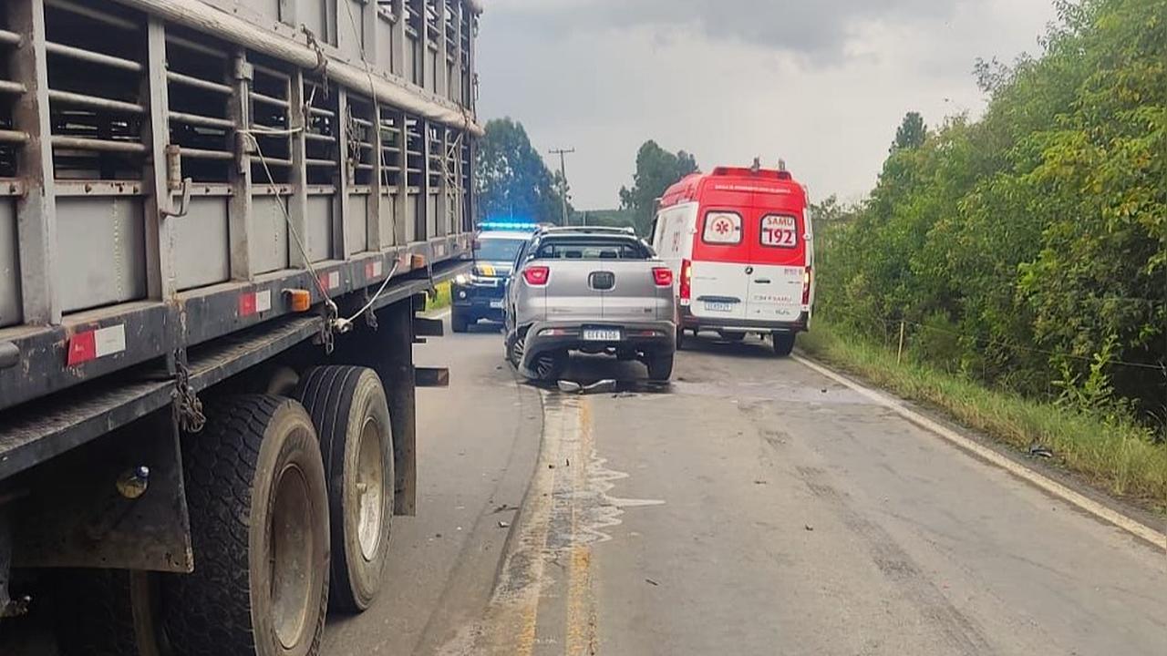Ultrapassagem em local proibido provoca acidente com vitimas e três veículos envolvidos na BR 153 Ultrapassagem em local proibido provoca acidente com vitimas e três veículos envolvidos na BR 153