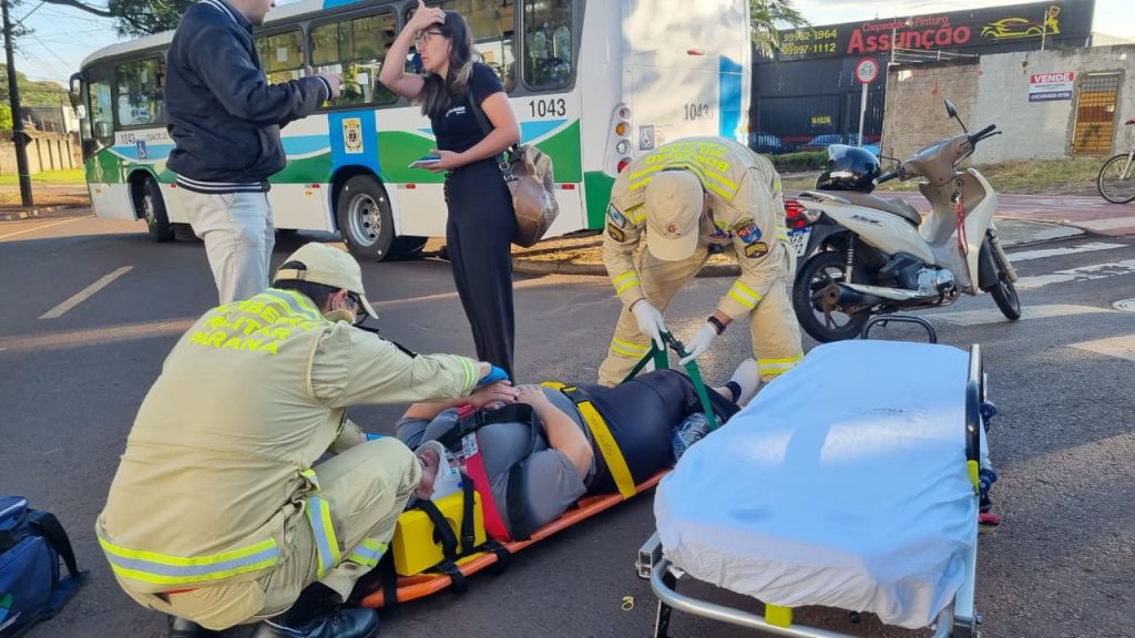 Mulher tem suspeita de fratura após colisão entre carro e moto na Avenida Piquiri Mulher tem suspeita de fratura após colisão entre carro e moto na Avenida Piquiri