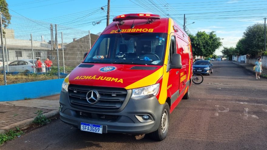Acidente entre carro e moto deixa homem ferido no bairro Interlagos, em Cascavel