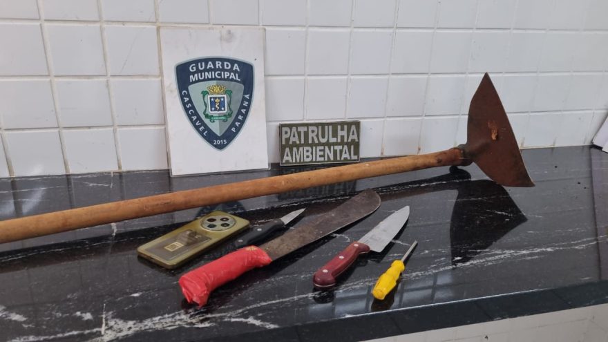 Após ser demitido, homem dá soco na chefe, agride colega com enxada e é detido pelas equipes da PM e GM