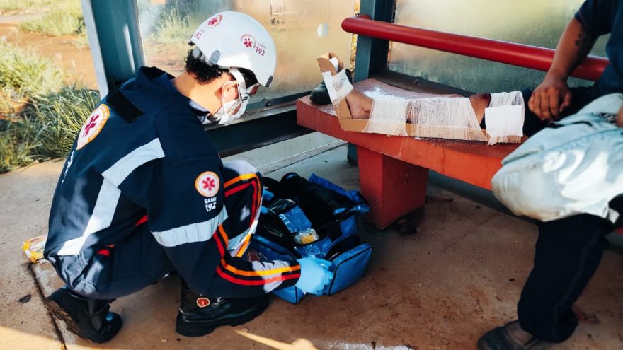 Colisão lateral entre carro e moto deixa motociclista ferido no Morumbi