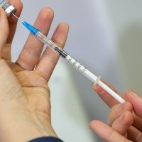 Imagem referente a Vacina da gripe não aumenta risco da doença, alerta ministério