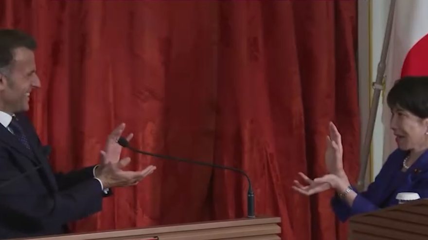 Macron e primeira-ministra do Japão viralizam ao fazer gesto de “Kamehameha” após encontro oficial