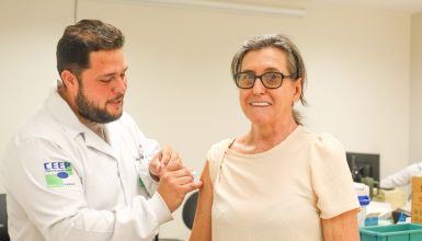 Imagem referente a Cascavel recebe mais de 27 mil doses da vacina contra gripe e convoca grupos prioritários para imunização