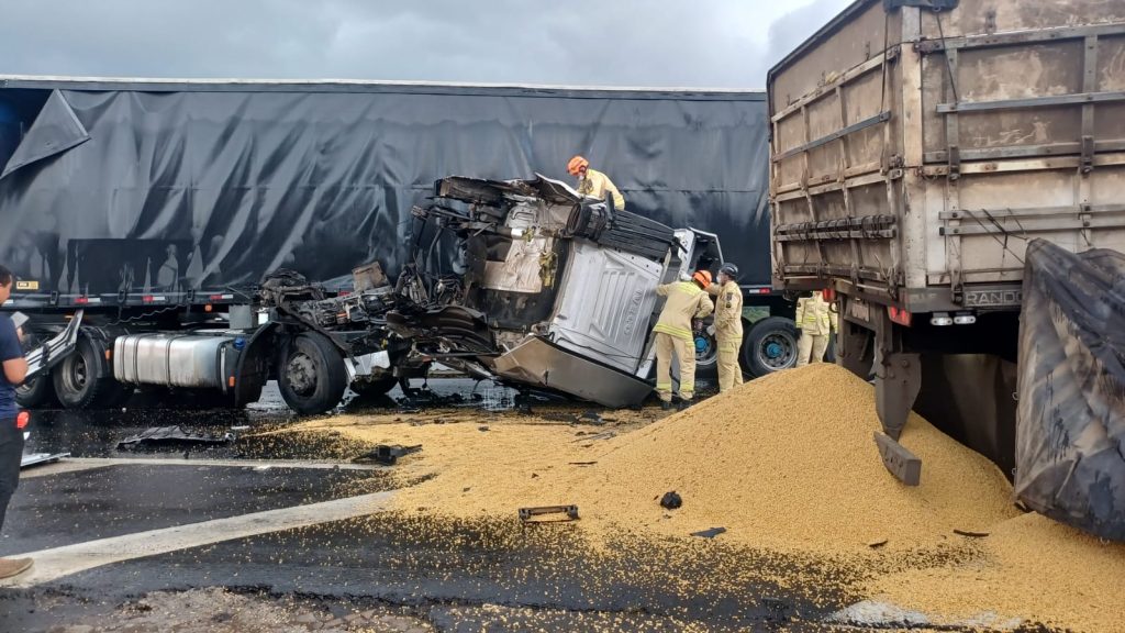 Forte colisão entre caminhões interdita rodovia BR-376 Forte colisão entre caminhões interdita rodovia BR-376