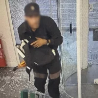 Imagem referente a Com 10 furtos qualificados, suspeito de arrombar agências bancárias é preso em Curitiba