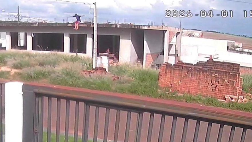 Vídeo flagra pessoa saltando de laje em construção abandonada no Jardim Veneza