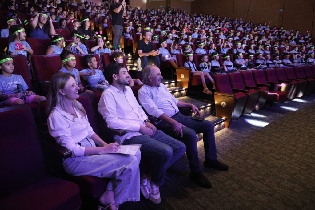 Cantor Nícolas Netto faz show gratuito para crianças da Rede Municipal de Cascavel