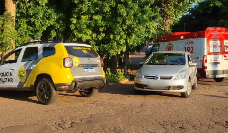 Mistura de álcool e droga termina com jovem “apagado” em carro no meio da rua em Cascavel