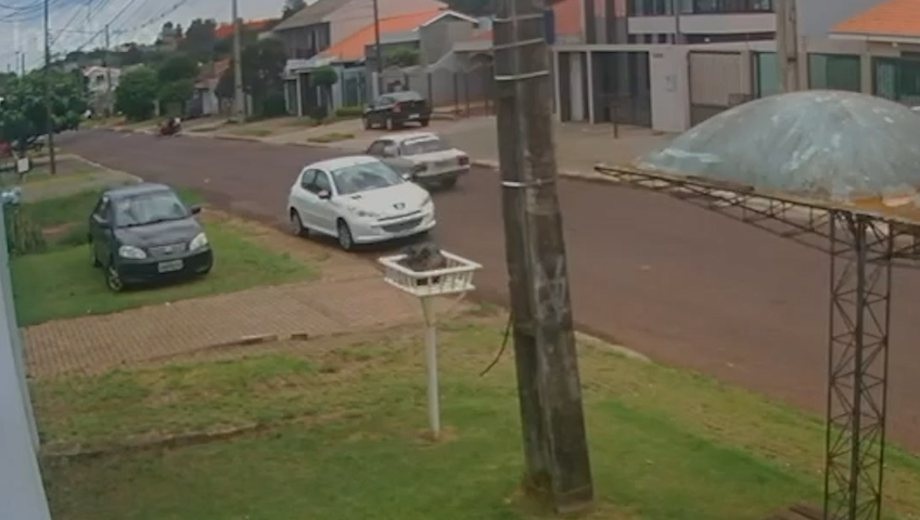 Câmera flagra Chevette desgovernado e atinge veículo estacionado