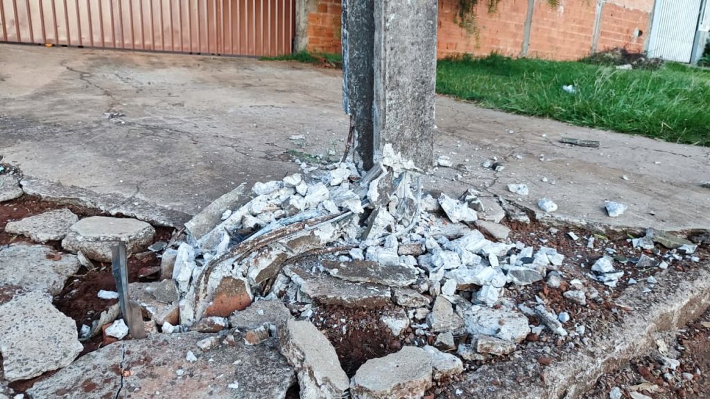 Carro colide contra poste e causa danos em estrutura no bairro Floresta