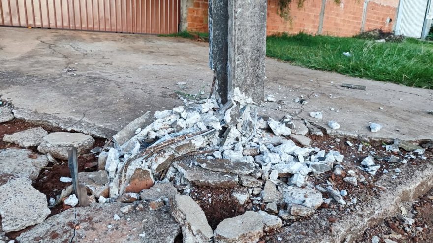 Carro colide contra poste e causa danos em estrutura no bairro Floresta