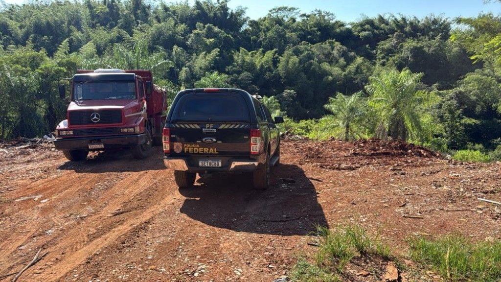 Motorista é flagrado com caminhão despejando lixo em área próxima ao Rio Paraná