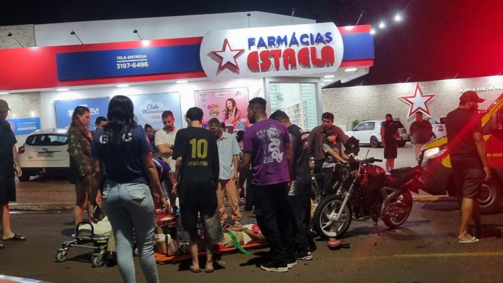 Jovem sofre fratura exposta na perna após acidente entre carro e moto na Rua Europa em Cascavel