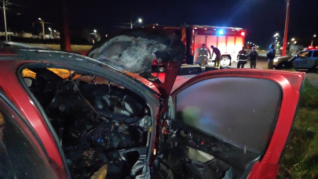 Peugeot 206 é consumido por incêndio no Riviera; família escapa ilesa