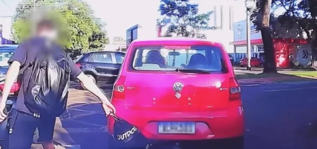 Bolsa ‘pega carona’ em carro e jovem sai correndo atrás em avenida de Maringá; vídeo