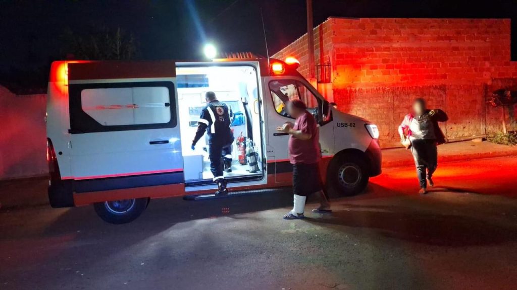 Equipes do SAMU prestam atendimento a idoso no bairro Interlagos