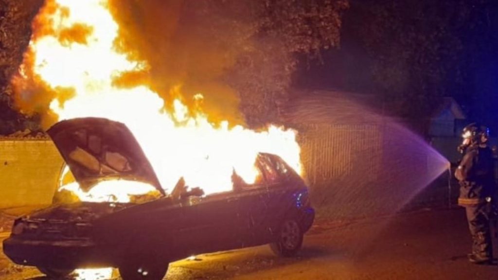 Carro é destruído por incêndio no bairro Parque Ouro Verde