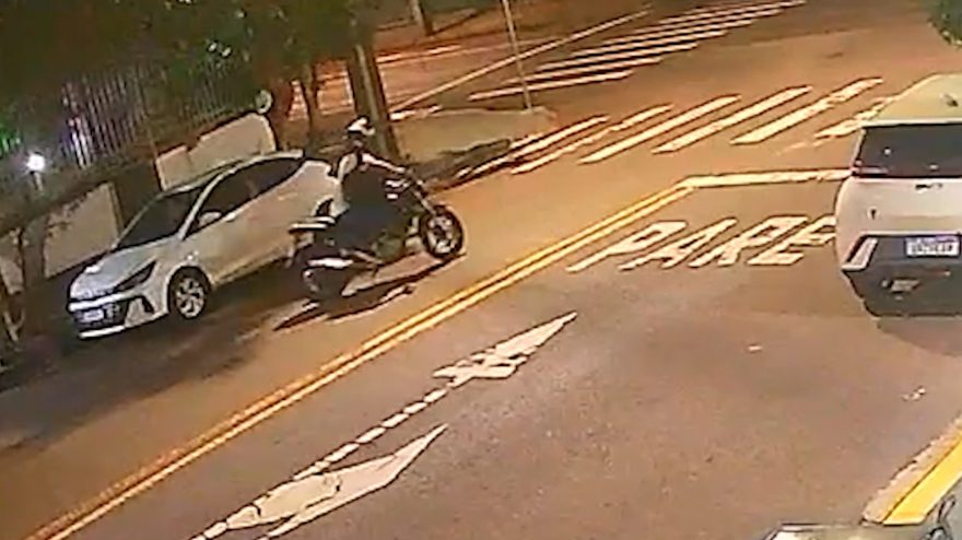 Vídeo mostra ladrão furtando Honda CB300 no Centro; Dono oferece boa recompensa
