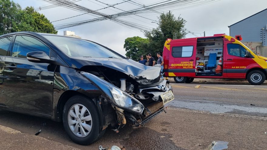 Mulher fica ferida após colisão entre carro e caminhão no cruzamento das ruas Pernambuco e Nereu Ramos