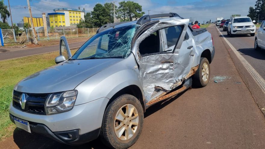 Oroch tem lateral destruída em acidente com caminhão na BR-277, em Cascavel