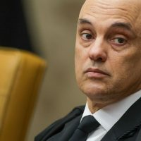 Imagem referente a Moraes aumenta restrição para voos de drones na casa de Bolsonaro