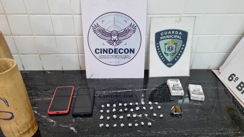 Dona de bar é detida pela GM com pedras de crack e maconha em Cascavel Dona de bar é detida pela GM com pedras de crack e maconha em Cascavel