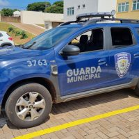 Imagem referente a Mulher 'aproveita' deslocamento à farmácia para pegar remédios e pede ajuda após agressões do marido