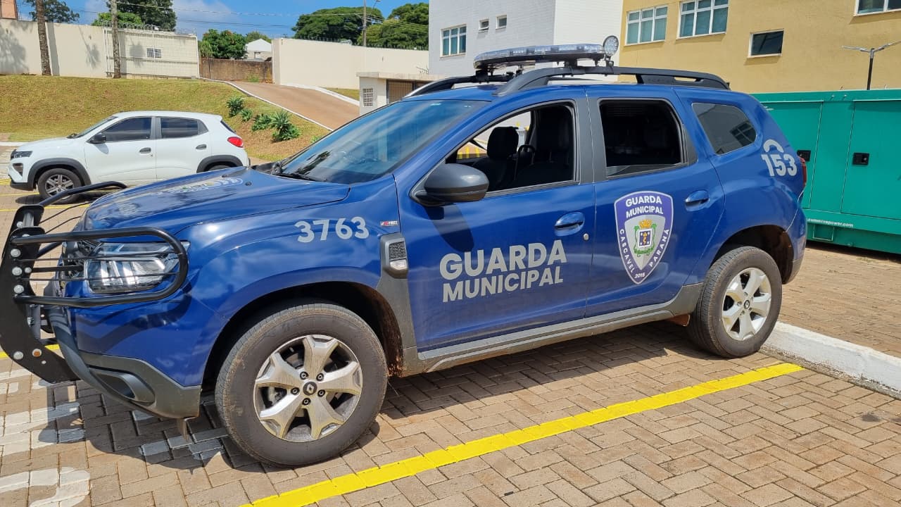 Imagem referente a Mulher 'aproveita' deslocamento à farmácia para pegar remédios e pede ajuda após agressões do marido