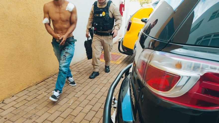Homem esfaqueado no Guarujá é levado à Delegacia